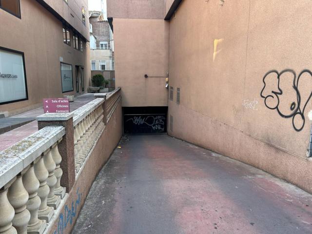 SE VENDE PLAZA DE PARKING DELANTE CENTRO MÉDICO AVANTMÈDIC photo 0