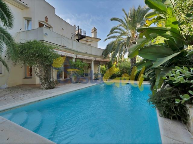 Villa En venta en Marbella photo 0