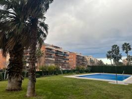 Salou. C. Tarragona. Amplia vivienda de 4 habitaciones, 2 baños. Jardín comunitario. Piscina photo 0