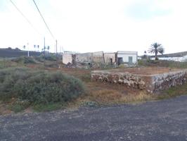 SE VENDE CASA ANTIGUA PARA RESTAURAR Y FINCA EN EL CENTRO DE MONTAÑA BLANCA photo 0