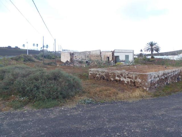 SE VENDE CASA ANTIGUA PARA RESTAURAR Y FINCA EN EL CENTRO DE MONTAÑA BLANCA photo 0