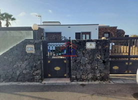 Venta de Casa Independiente en Urbanización Claveles (Los) photo 0