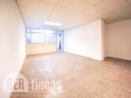 Con muchas posibilidades en el centro de la ciudad de Terrassa. photo 0