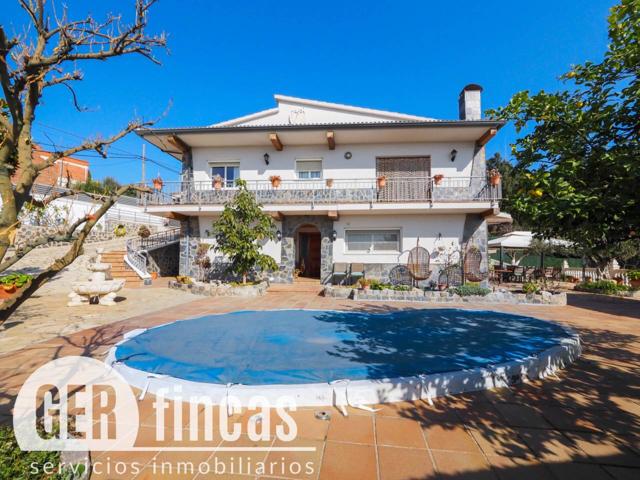 con piscina privada y parcela de 1133m2. photo 0