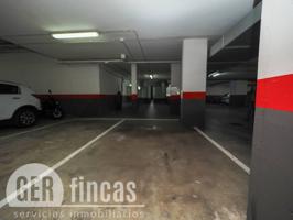 Plaza de parking para coche grande y trastero. photo 0