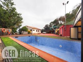 con piscina y zona de jardín photo 0