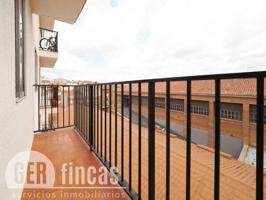 Piso de 4 habitaciones con balcón y plaza de parking photo 0