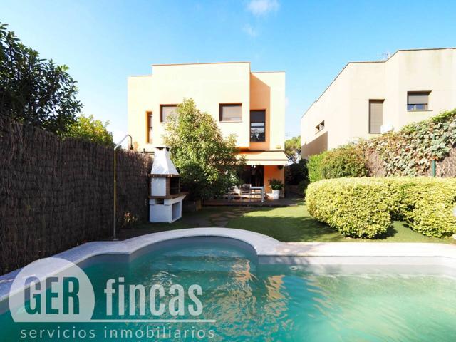 con piscina propia, patio, terraza, y garaje photo 0