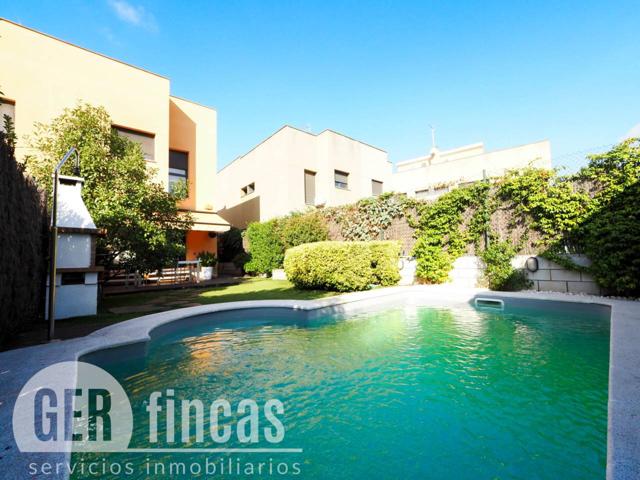 con piscina propia, patio, terraza, y garaje photo 0