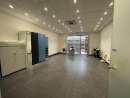 Amplio local comercial con terraza. photo 0