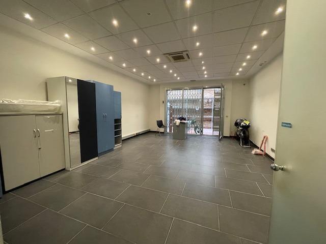 Amplio local comercial con terraza. photo 0