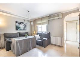 ¡Bienvenido a tu nuevo hogar en el vibrante centro de Granada! Este encantador piso de dos habitaciones y un baño ofrece photo 0