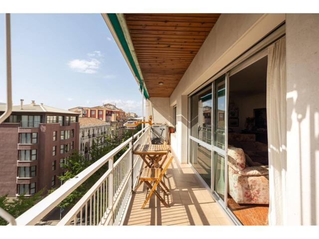 Piso en la emblemática Gran Vía de Granada con garaje y terraza, una joya en el corazón de la ciudad. Esta vivienda dest photo 0