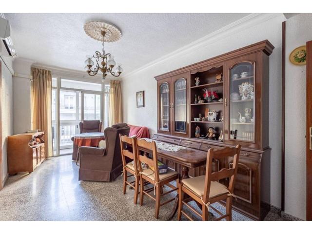 ¡Descubre tu nuevo hogar en la encantadora Calle Alhamar, en el corazón de Granada! Este acogedor piso amueblado cuenta photo 0