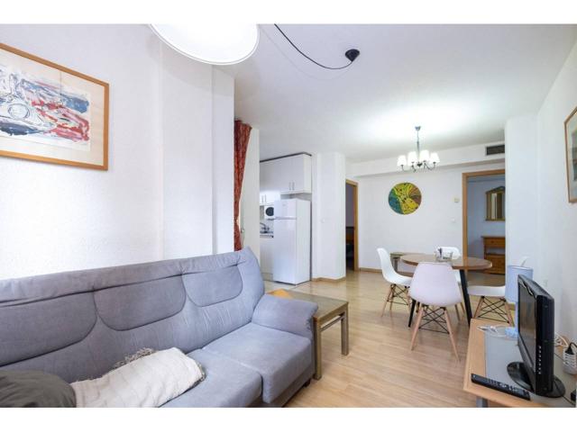 Apartamento en Avenida de Madrid en el conocido edificio EuroBécquer,. Este inmueble tiene un hall de entrada, salón com photo 0