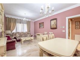 Ya a la venta esta magnífica propiedad en el corazón de Granada. Al entrar en la vivienda, encontramos una cocina indepe photo 0