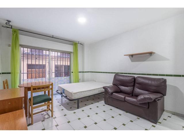 Ponemos a la venta esta oportunidad de inversión, en el corazón de Granada, en la calle Santa Lucía, paralela a la Gran photo 0