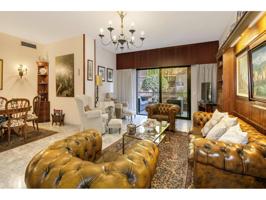 ¡Vive en el corazón de Granada con todo el confort y lujo que mereces! Te presentamos esta espectacular propiedad situa photo 0