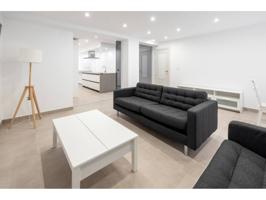 SALE A LA VENTA UN MAGNIFICO PISO REFORMADO EN LA AVDA DE MADRID. Tiene un amplio salón con cocina, separados por una ma photo 0