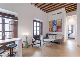 Presentamos exclusivo apartamento totalmente reformado y plagado de primeras calidades, situado en una de las calles más photo 0