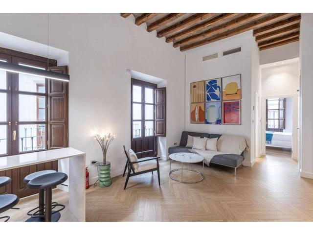 Presentamos exclusivo apartamento totalmente reformado y plagado de primeras calidades, situado en una de las calles más photo 0
