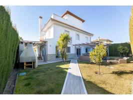 Te presentamos una hermosa casa recientemente reformada y completamente equipada, ubicada en la tranquila Urbanización P photo 0