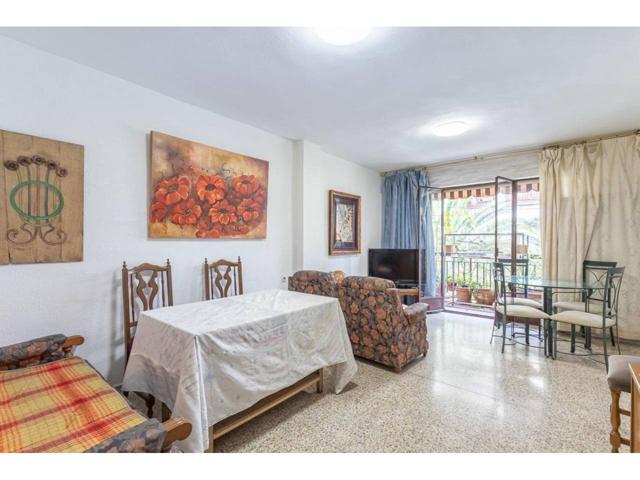 Situado en una de las zonas mejor comunicadas de Granada, este coqueto piso tiene mucho que ofrecer. Con una superficie photo 0