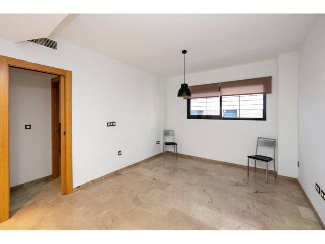 Piso de dos dormitorios, un baño, salón preparado para cocina americana y patio de 17 metros. Tiene garaje y trastero. E photo 0