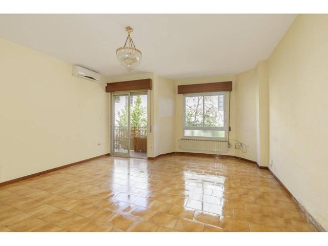 ✨ Vivienda Exclusiva en el Corazón de Granada – Plaza de la Encarnación 🏙️ Descubre esta espaciosa y versátil vivienda photo 0