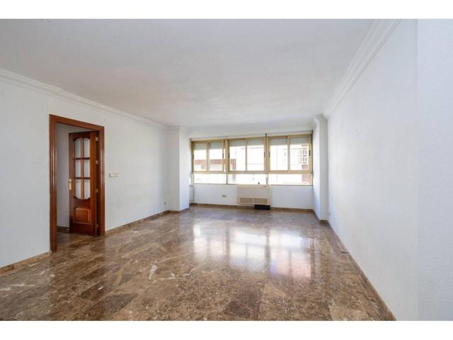 Se vende piso en el centro de Granada de 125 metros. Situado en la 4ª planta con mucha luz natural, tiene cuatro habitac photo 0