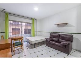 Ponemos a la venta esta oportunidad de inversión, en el corazón de Granada, en la calle Santa Lucía, paralela a la Gran photo 0