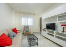 Disponibilidad inmediata casa pareada zona estacion de autobus, consta de tres plantas, dos terrazas con vistas, aire ac photo 0