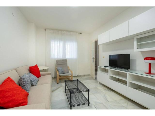 Disponibilidad inmediata casa pareada zona estacion de autobus, consta de tres plantas, dos terrazas con vistas, aire ac photo 0