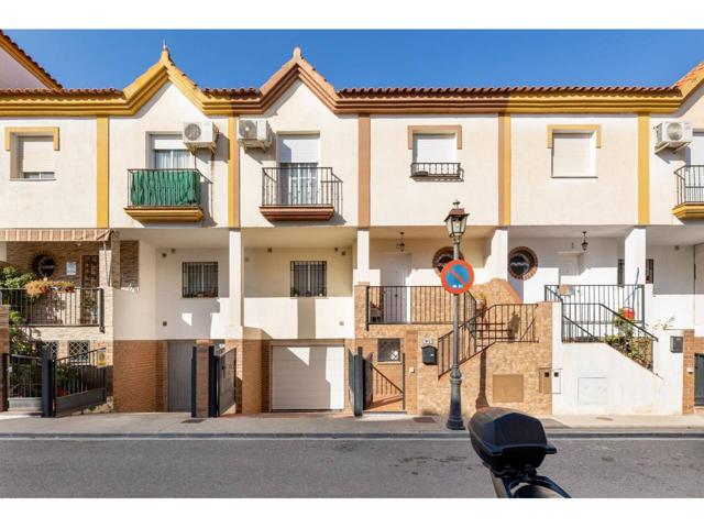 \'Ubicada en pleno corazón de la Vega granadina, esta casa ofrece un entorno natural privilegiado a solo 7 kilómetros de photo 0