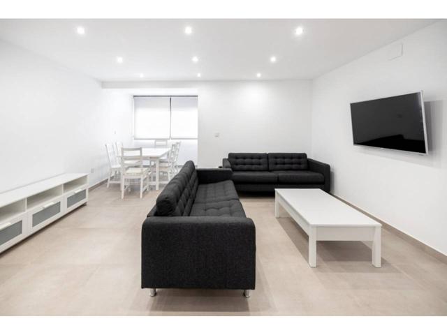 SALE A LA VENTA UN MAGNIFICO PISO REFORMADO EN LA AVDA DE MADRID. Tiene un amplio salón con cocina, separados por una ma photo 0