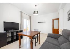 Oportunidad! Vivienda en planta alta, exterior, frente al Corte Ingles, para reformar a su gusto. Se compone de 4 dormit photo 0