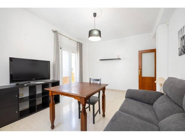 Oportunidad! Vivienda en planta alta, exterior, frente al Corte Ingles, para reformar a su gusto. Se compone de 4 dormit photo 0