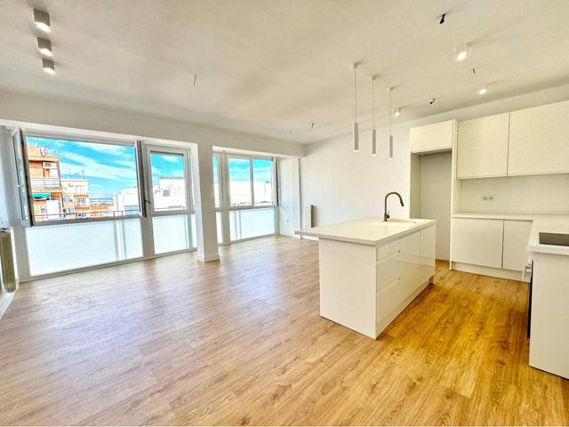 ¡Vive en el corazón de Granada con todas las comodidades! Te presentamos este espectacular piso totalmente reformado en photo 0