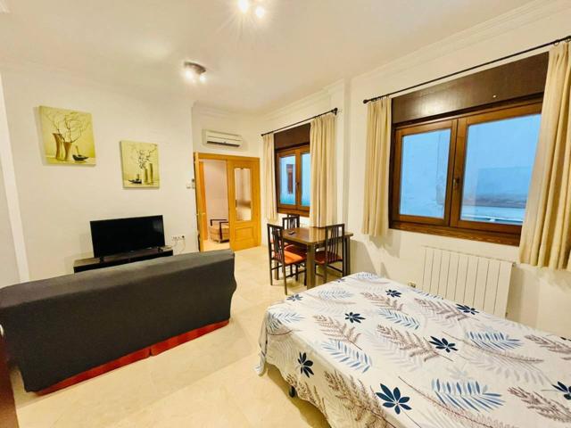 DISPONIBLE! ESTUDIO EN PLENO CENTRO DE GRANADA, consta de cama de matrimonio, armario, cocina americana, baño completo, photo 0