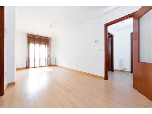 Ponemos a la venta un piso luminoso y acogedor en la zona Fórum de Granada dentro del distrito Ronda-Arabial, en uno de photo 0