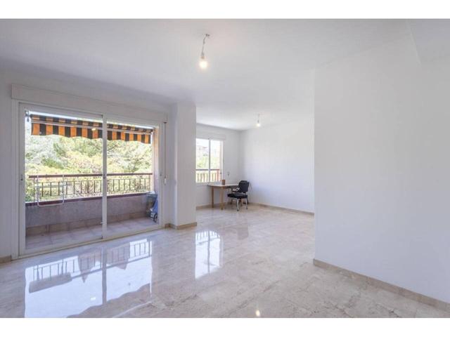 Descubre este magnífico piso reformado en la codiciada zona de Arabial, Granada. Con una superficie total de 130 metros photo 0