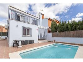 Descubra esta maravillosa casa adosada, una joya en el tranquilo y bien comunicado municipio de Jun, a un paso de la cap photo 0