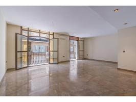 Descubre este magnífico piso en el corazón de Granada, ubicado en la emblemática calle Ángel Ganivet. Con una superficie photo 0