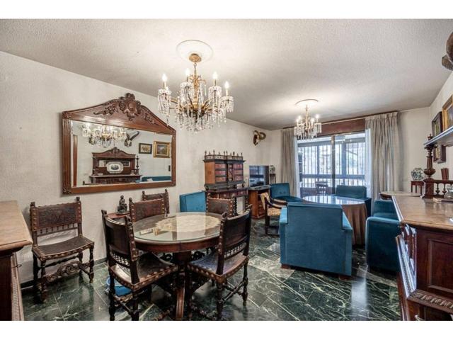 Ubicada en una de las zonas más consolidadas y bien comunicadas, esta vivienda sita Avenida de la Constitución , ofrece photo 0