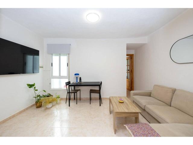 Piso para alquilar o para vivir de dos dormitorios al lado de la facultad de Derecho. Ven a verlo NOTA: El PVP indicado photo 0