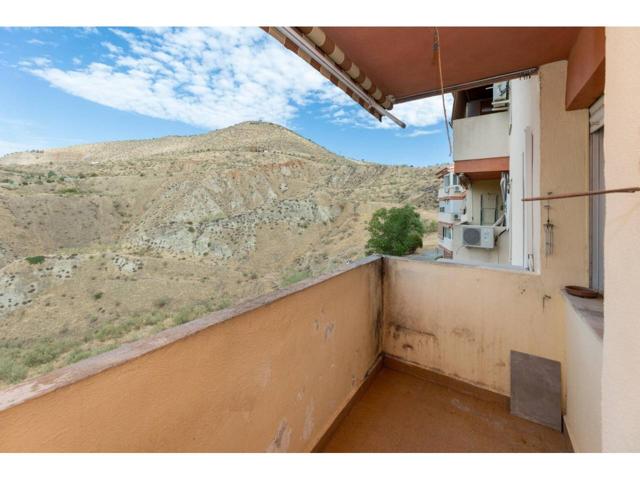 Ponemos a la venta esta vivienda en Cenes de la Vega, a solo unos minutos del centro de Granada. La casa necesita refor photo 0