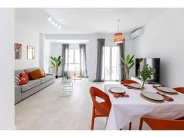 En pleno Camino de Ronda, una de las avenidas más cómodas y mejor conectadas de Granada, se encuentra este amplio y lumi photo 0