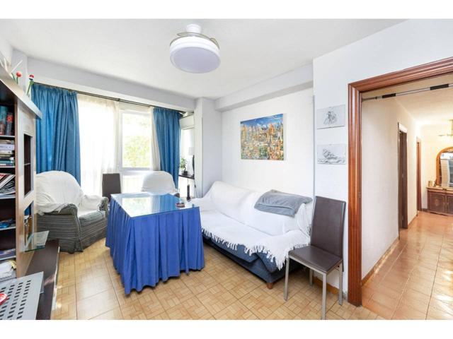 ¡Bienvenido a tu nuevo hogar en el encantador barrio de Vergeles, Granada! Este luminoso y acogedor piso cuenta con tres photo 0