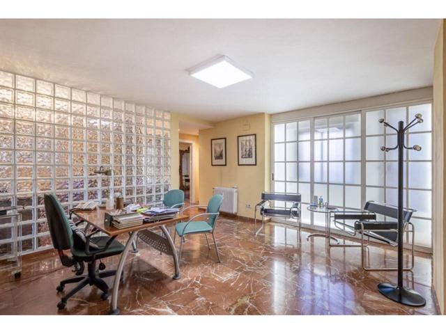 Seguro que lo reconoces. Ponemos a la venta este emblemático piso situado en el corazón de Granada. Ubicado en una de l photo 0