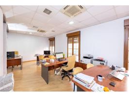 ¿Buscas una vivienda con carácter en pleno corazón de Granada? Te presentamos este amplio piso de 144 m² junto a Reyes C photo 0